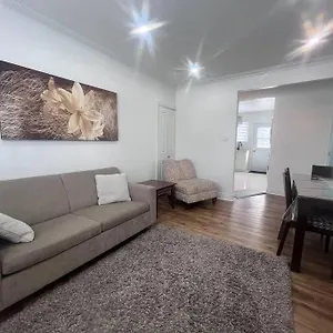Apartment Renovated 2bedrooms With Free Parking, Montreal